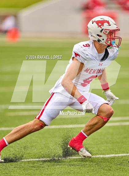 Thumbnail 3 in Memorial vs. Heights (UIL 6A D2 Football Bi-District) photogallery.