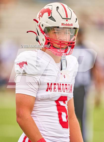 Thumbnail 1 in Memorial vs. Heights (UIL 6A D2 Football Bi-District) photogallery.