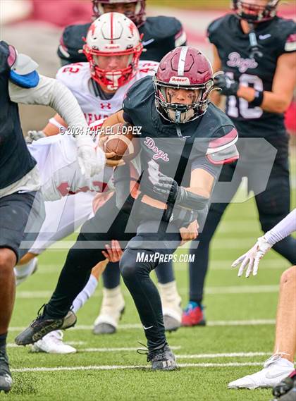 Thumbnail 2 in Memorial vs. Heights (UIL 6A D2 Football Bi-District) photogallery.