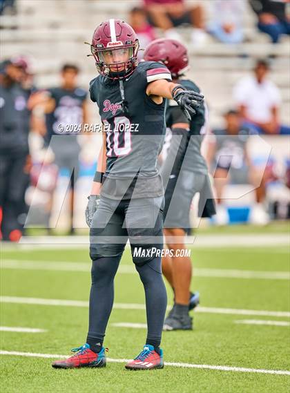 Thumbnail 1 in Memorial vs. Heights (UIL 6A D2 Football Bi-District) photogallery.