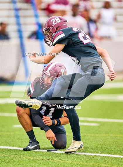 Thumbnail 3 in Memorial vs. Heights (UIL 6A D2 Football Bi-District) photogallery.
