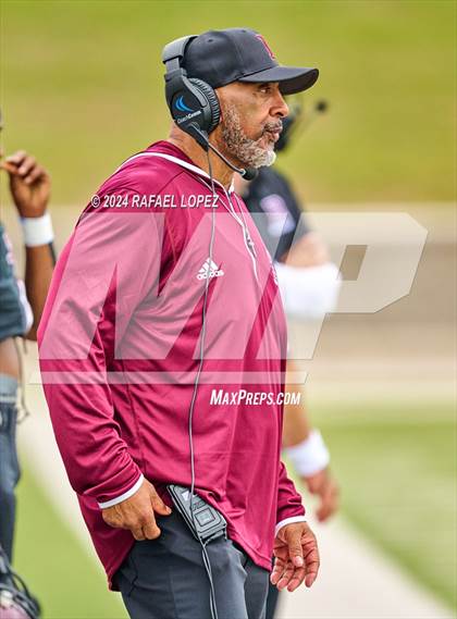 Thumbnail 1 in Memorial vs. Heights (UIL 6A D2 Football Bi-District) photogallery.