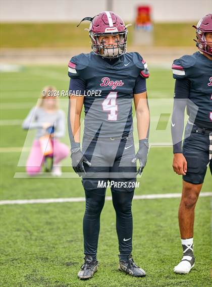 Thumbnail 3 in Memorial vs. Heights (UIL 6A D2 Football Bi-District) photogallery.