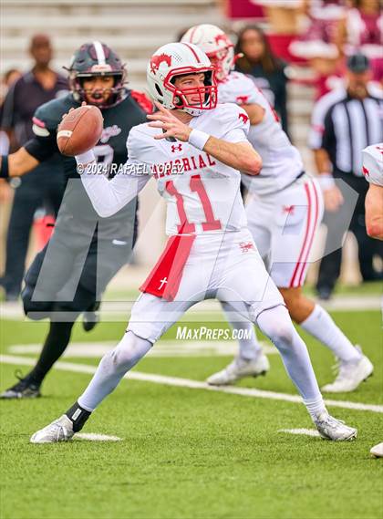Thumbnail 2 in Memorial vs. Heights (UIL 6A D2 Football Bi-District) photogallery.