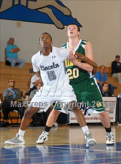 Thumbnail 2 in Bishop Manogue vs Lincoln (MaxPreps Holiday Classic) photogallery.