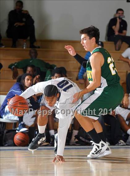 Thumbnail 2 in Bishop Manogue vs Lincoln (MaxPreps Holiday Classic) photogallery.