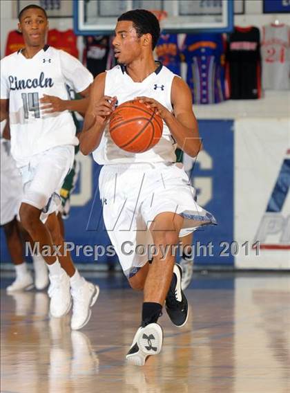 Thumbnail 1 in Bishop Manogue vs Lincoln (MaxPreps Holiday Classic) photogallery.