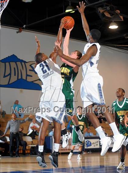Thumbnail 2 in Bishop Manogue vs Lincoln (MaxPreps Holiday Classic) photogallery.
