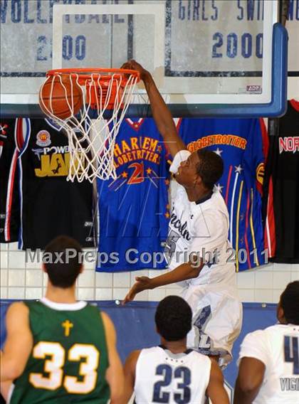 Thumbnail 2 in Bishop Manogue vs Lincoln (MaxPreps Holiday Classic) photogallery.