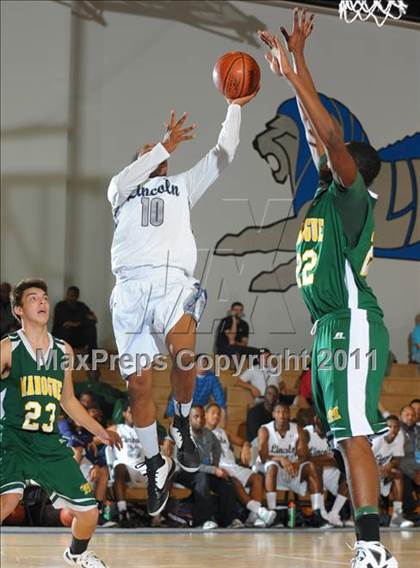 Thumbnail 3 in Bishop Manogue vs Lincoln (MaxPreps Holiday Classic) photogallery.
