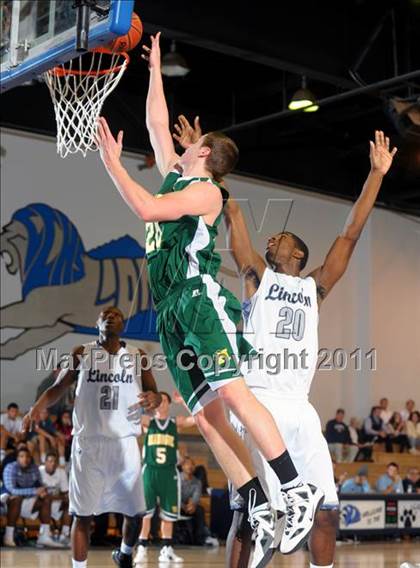 Thumbnail 1 in Bishop Manogue vs Lincoln (MaxPreps Holiday Classic) photogallery.