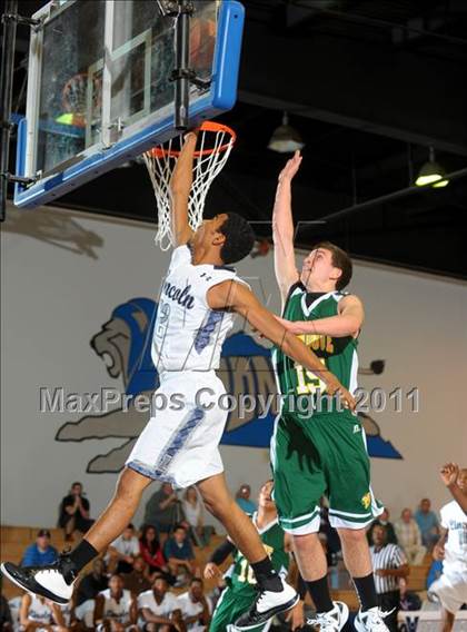 Thumbnail 2 in Bishop Manogue vs Lincoln (MaxPreps Holiday Classic) photogallery.