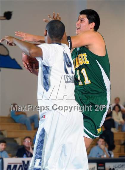 Thumbnail 1 in Bishop Manogue vs Lincoln (MaxPreps Holiday Classic) photogallery.