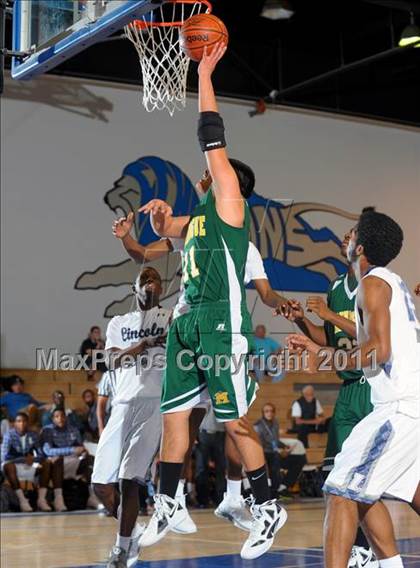 Thumbnail 2 in Bishop Manogue vs Lincoln (MaxPreps Holiday Classic) photogallery.