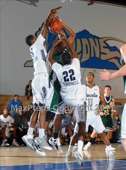 Thumbnail 1 in Bishop Manogue vs Lincoln (MaxPreps Holiday Classic) photogallery.
