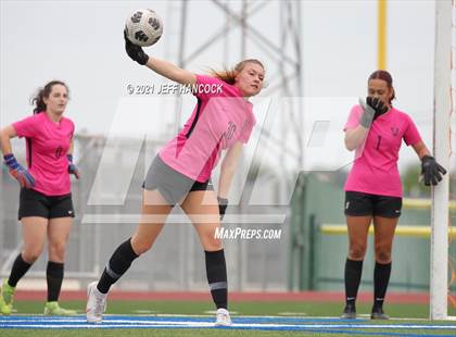 Thumbnail 2 in Reagan vs. Vandegrift (UIL 6A Area Playoff) photogallery.