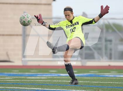 Thumbnail 3 in Reagan vs. Vandegrift (UIL 6A Area Playoff) photogallery.