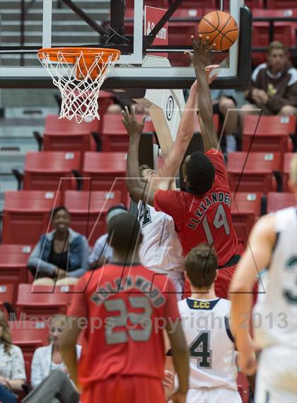 Thumbnail 3 in La Costa Canyon vs Hoover (CIF SDS D2 Final) photogallery.