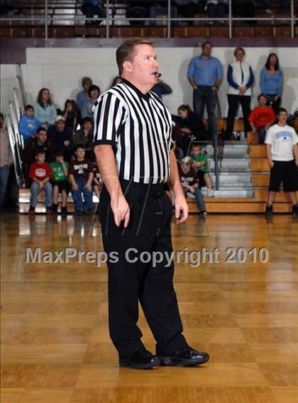Thumbnail 2 in Benton v. Pinckneyville (Benton Invitational Tournament) photogallery.
