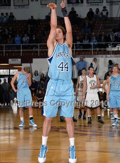 Thumbnail 2 in Benton v. Pinckneyville (Benton Invitational Tournament) photogallery.