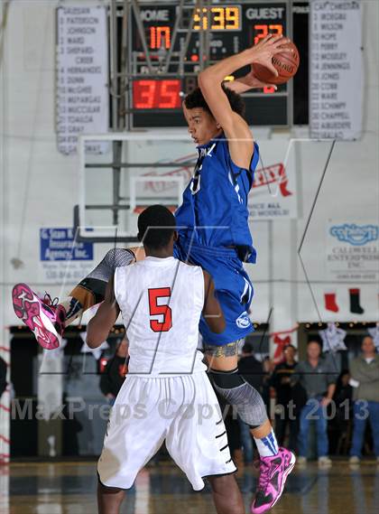 Thumbnail 1 in Capital Christian vs. Salesian (60th Gridley Invitational) photogallery.