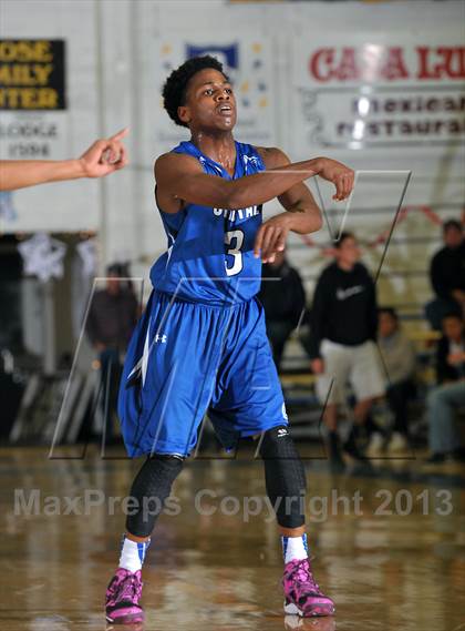 Thumbnail 2 in Capital Christian vs. Salesian (60th Gridley Invitational) photogallery.