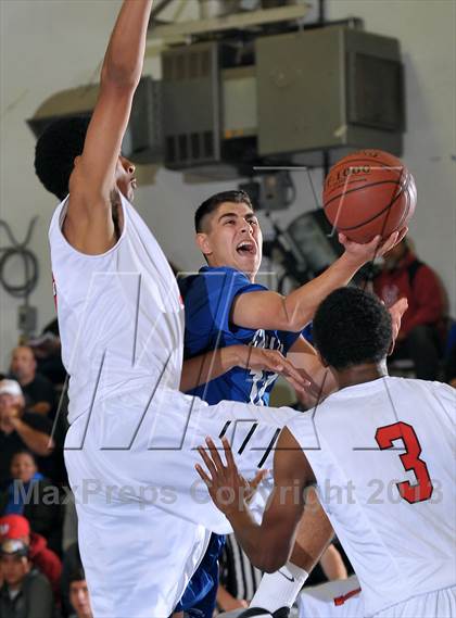 Thumbnail 3 in Capital Christian vs. Salesian (60th Gridley Invitational) photogallery.