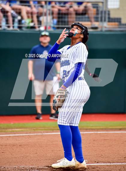 Thumbnail 3 in Aubrey vs. Robinson (UIL Softball 4A Div 2 Final) photogallery.
