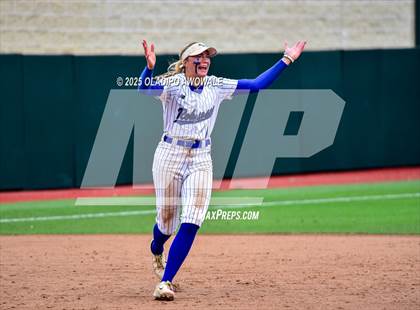 Thumbnail 2 in Aubrey vs. Robinson (UIL Softball 4A Div 2 Final) photogallery.