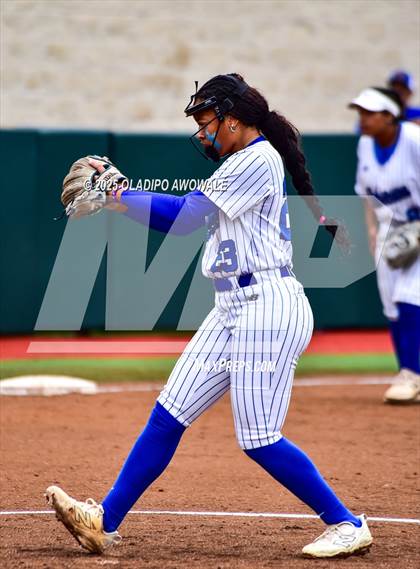 Thumbnail 2 in Aubrey vs. Robinson (UIL Softball 4A Div 2 Final) photogallery.