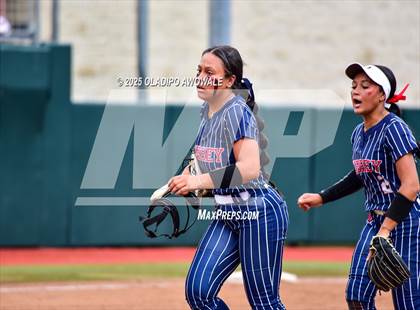 Thumbnail 3 in Aubrey vs. Robinson (UIL Softball 4A Div 2 Final) photogallery.