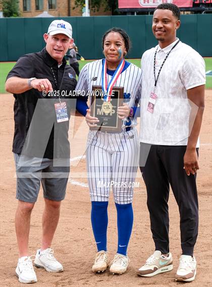 Thumbnail 2 in Aubrey vs. Robinson (UIL Softball 4A Div 2 Final) photogallery.