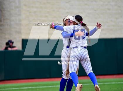 Thumbnail 2 in Aubrey vs. Robinson (UIL Softball 4A Div 2 Final) photogallery.