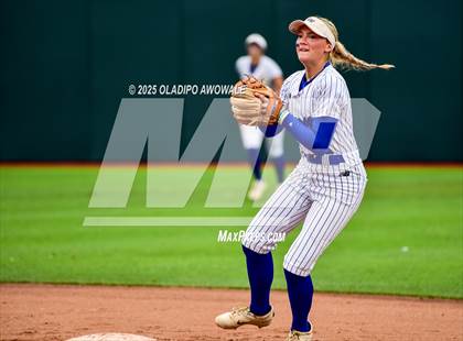 Thumbnail 2 in Aubrey vs. Robinson (UIL Softball 4A Div 2 Final) photogallery.