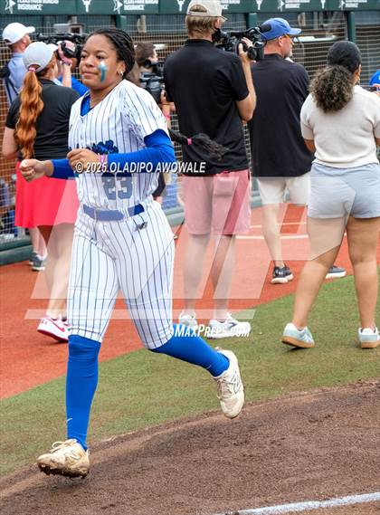 Thumbnail 1 in Aubrey vs. Robinson (UIL Softball 4A Div 2 Final) photogallery.