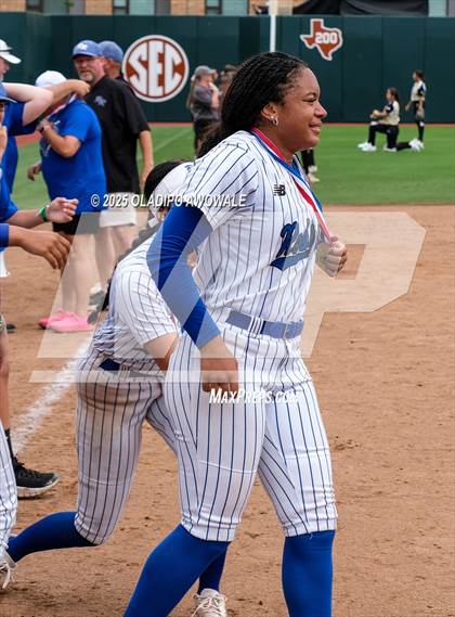 Thumbnail 3 in Aubrey vs. Robinson (UIL Softball 4A Div 2 Final) photogallery.