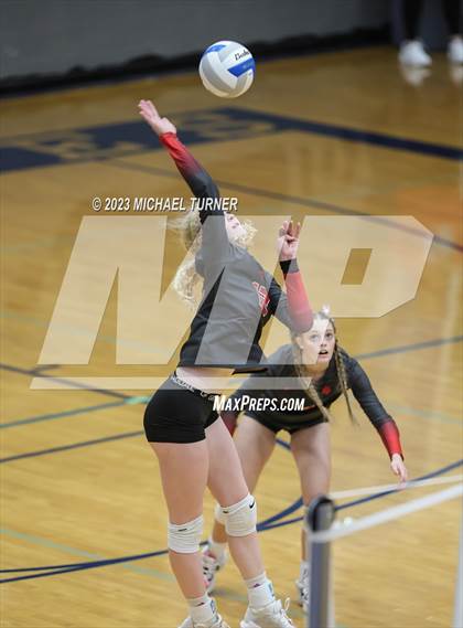 Thumbnail 3 in Madison vs Eagle (IHSAA 5A  Final Match 1) photogallery.