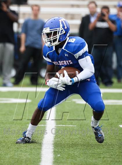 Thumbnail 1 in Cedar Hill vs. Temple (UIL 5A D2 Bi-District Playoff) photogallery.