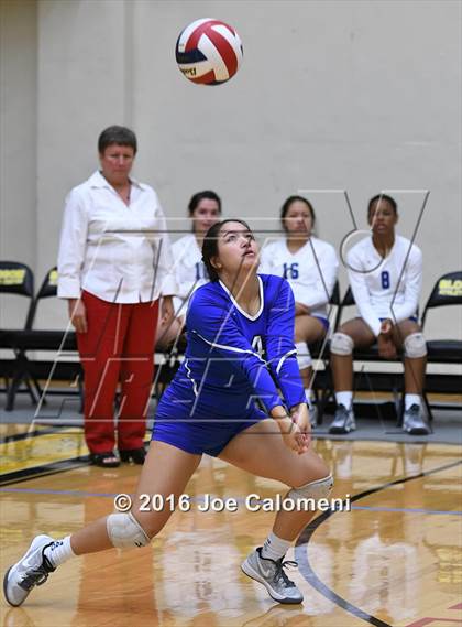 Thumbnail 3 in MacArthur [Douglas] vs Alamo Heights (NEISD Invitational) photogallery.
