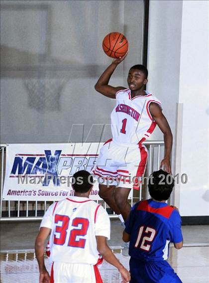 Thumbnail 3 in Washington vs. Folsom (MaxPreps Holiday Classic) photogallery.