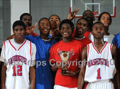 Thumbnail 1 in Washington vs. Folsom (MaxPreps Holiday Classic) photogallery.