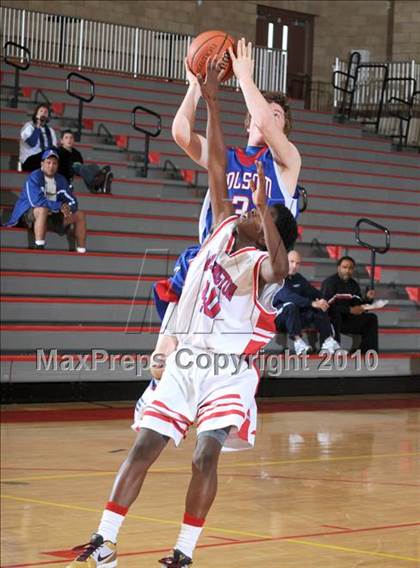 Thumbnail 1 in Washington vs. Folsom (MaxPreps Holiday Classic) photogallery.