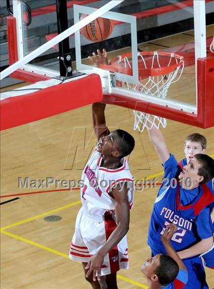 Thumbnail 1 in Washington vs. Folsom (MaxPreps Holiday Classic) photogallery.