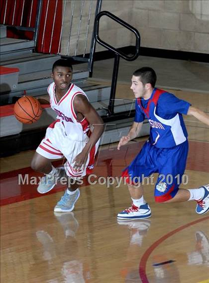 Thumbnail 2 in Washington vs. Folsom (MaxPreps Holiday Classic) photogallery.