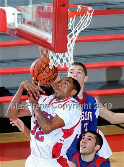 Thumbnail 1 in Washington vs. Folsom (MaxPreps Holiday Classic) photogallery.