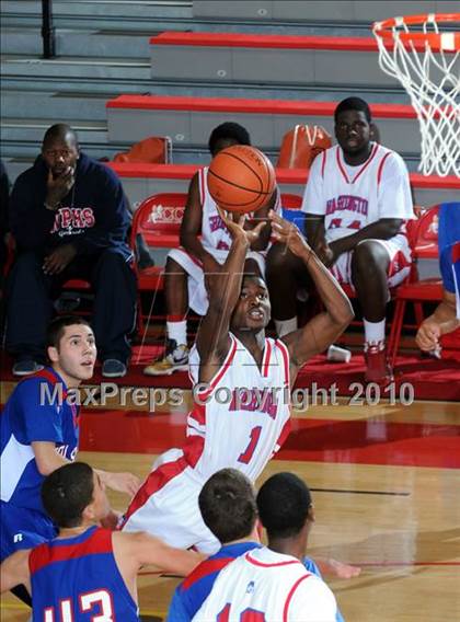 Thumbnail 3 in Washington vs. Folsom (MaxPreps Holiday Classic) photogallery.