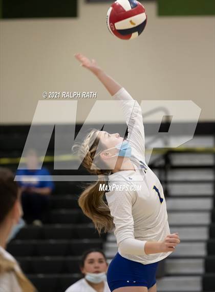 Thumbnail 2 in Maxwell vs. Chester (CIF NS D7 Final) photogallery.