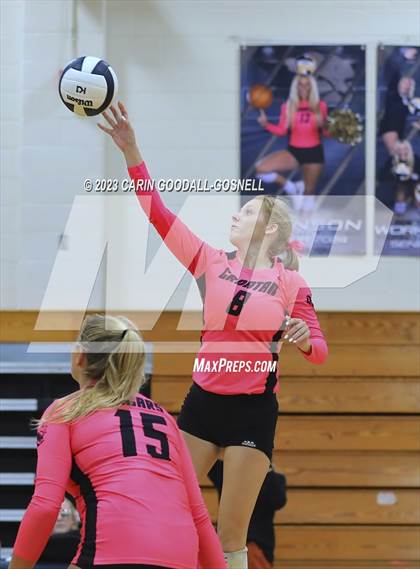 Thumbnail 3 in White Oak @ Croatan photogallery.