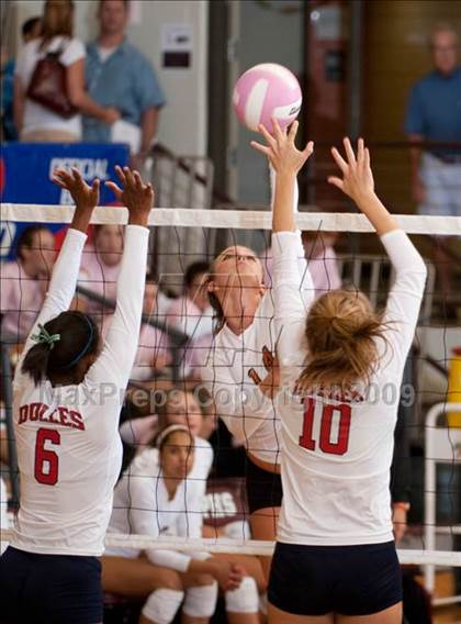 Thumbnail 3 in Alvin vs. Dulles (Pearland Volleyball Classic) photogallery.