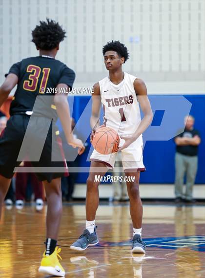 Thumbnail 2 in Mount Vernon vs. Kingston (NYSPHSAA Class AA Regional Final) photogallery.